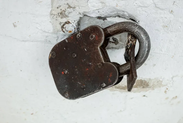 Old Iron Lock Hanging Wall — Stock Photo, Image