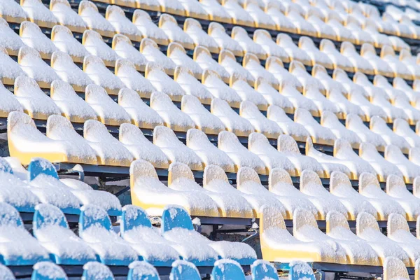Miejsca Stadionie Śniegu Zimie Pokryte Śniegiem Wielokolorowe Siedzenia Stadionie Zimie — Zdjęcie stockowe