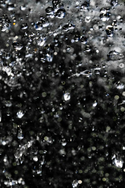 水の落下は暗い背景で制限されています 黒い背景の上で空気中で凍る水のスプラッシュ — ストック写真