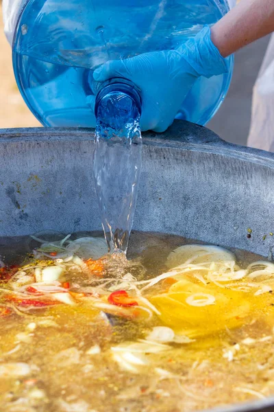 Preparare Zuppa Versare Acqua Nella Padella — Foto Stock