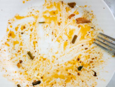 Beyaz arka planda yağlı yağ lekeleri.