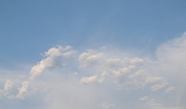 Mavi gökyüzü ile beyaz bulutlar. Gökyüzü arka plan.