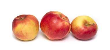 Beyaz arka planda olgun kırmızı-sarı elma.