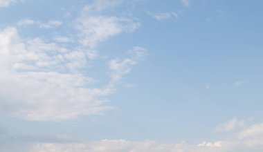 Masmavi gökyüzü arkaplanı beyaz bulutlu güneşli bir gün