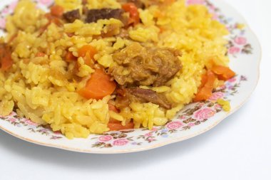 Tabakta pilav, pirinç eti, havuç, yiyecek..