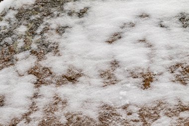 Kışın kardaki taş dokusu, arka plan soyut..