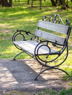 Baharda parktaki ahşap banklar