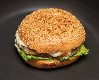 Hamburger, pirzola, peynir ve otlu çörek..