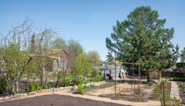 Baharda arazisi olan bir kır evi.