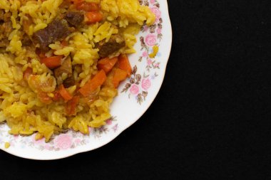 Tabakta pilav, pirinç eti, havuç, yiyecek..