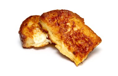 Ekmeğe batırılmış yumurta, kızarmış beyaz tabakta.