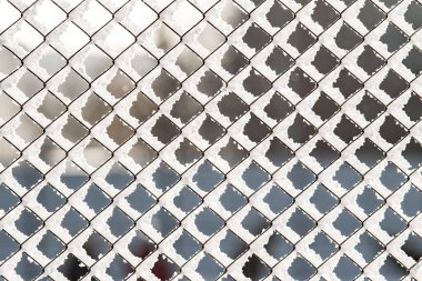 Kış arka planında karda örülmüş metal örgüler..