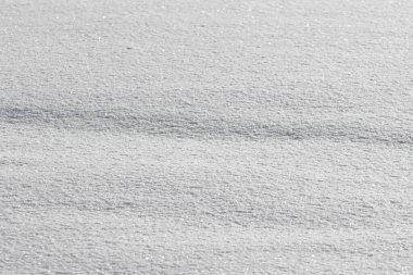 Karda ayak izleri, beyaz bir arka planda..