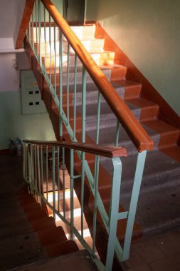 Çok katlı eski bir binanın iç manzarasında merdivenler.