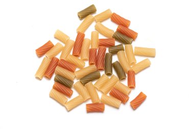 Beyaz arkaplanda çok renkli makarna.