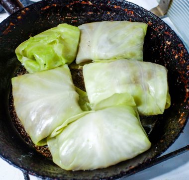 Lahana ruloları kızarmış tavalar yakın plan yemekler.