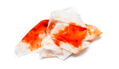 Beyaz kağıtta domates lekeleri