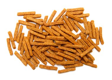 Beyaz arka planda uzun ekmek çubukları