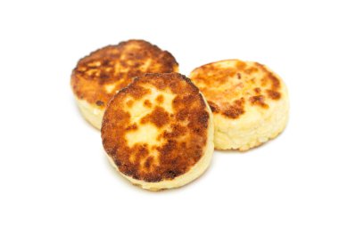 Beyaz tabakta kızartılmış süzme peynir..