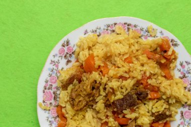 Tabakta pilav, pirinç eti, havuç, yiyecek..