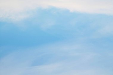 Bulutlu mavi gökyüzü. Mavi gökyüzünde odaksız bulutlar.