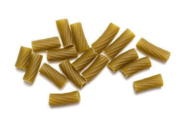 Beyaz arkaplanda çok renkli makarna.