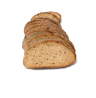 Beyaz tabakta dilimlenmiş çavdar ekmeği.