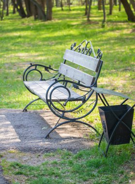 Baharda parktaki ahşap banklar