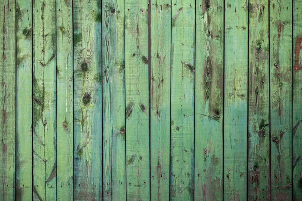 带有绿色油漆背景纹理的旧木制围栏 — 图库照片
