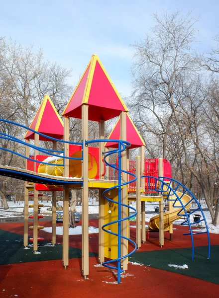 Gyermekjátszótér Csúszdákkal Hintákkal Télen Parkban — Stock Fotó