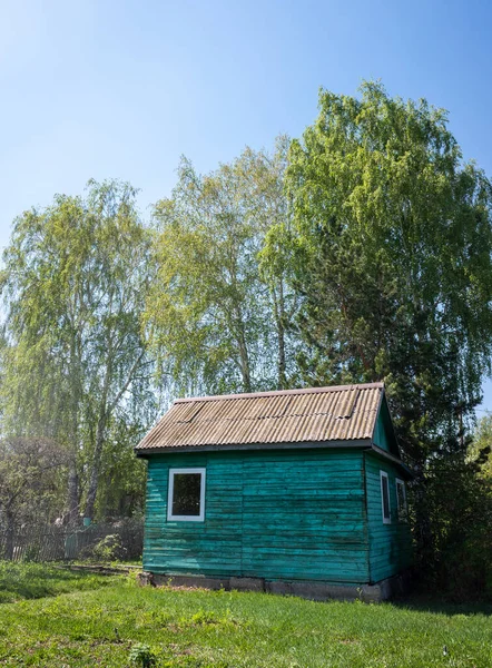 Загородный Дом Землей Весной — стоковое фото