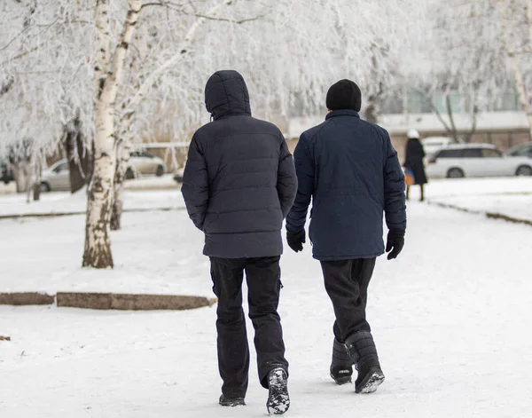 Ludzie Ulicy Zimie Mieście Widok Tyłu Śnieżny Krajobraz — Zdjęcie stockowe