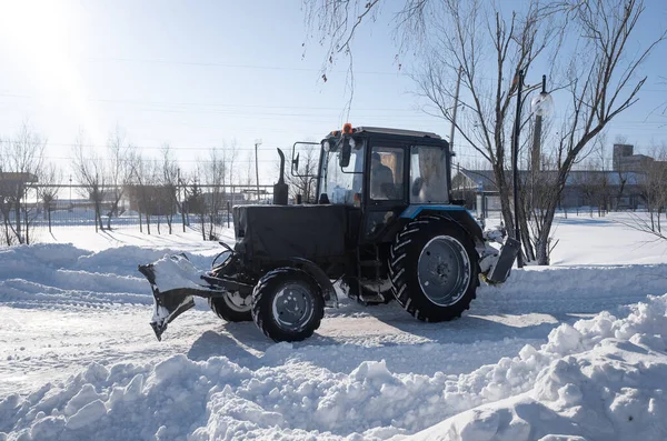 Tractor Limpia Nieve Parque Invierno — Foto de Stock