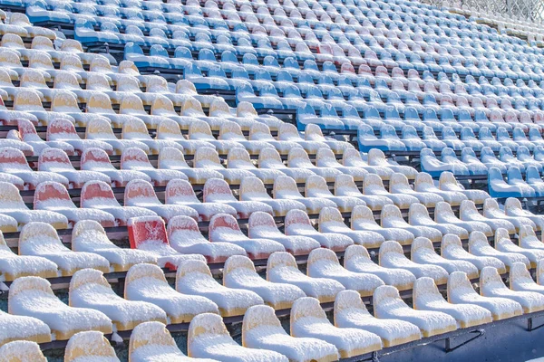 Місця Стадіоні Взимку Сніговий Покритий Різнокольоровими Місцями Стадіоні Взимку Снігопад — стокове фото