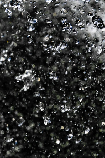 Капли Воды Ограничены Тёмном Фоне Капли Воды Застывшие Воздухе Черном — стоковое фото