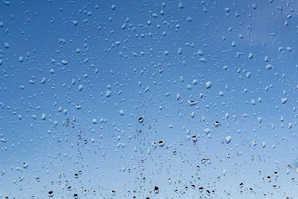 Gotas Lluvia Ventana Contra Cielo Azul — Foto de Stock