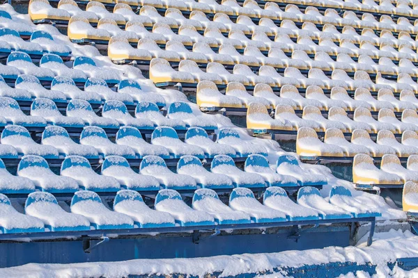 Місця Стадіоні Взимку Сніговий Покритий Різнокольоровими Місцями Стадіоні Взимку Снігопад — стокове фото