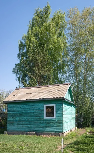 春天有土地的乡村住宅 — 图库照片