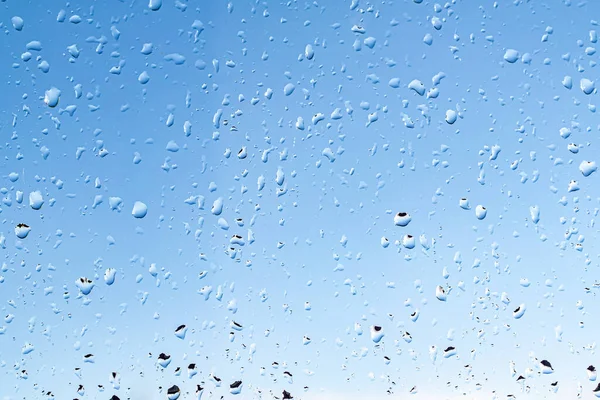 Regendruppels Het Raam Tegen Blauwe Lucht — Stockfoto