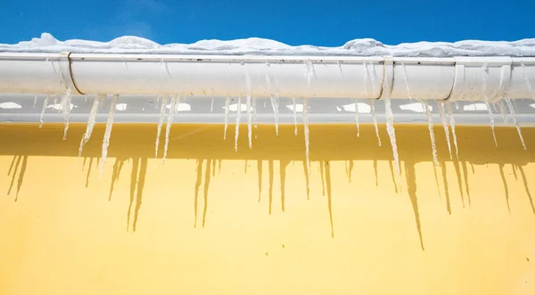 Eiszapfen Hängen Dach Des Hauses Blauer Himmel — Stockfoto