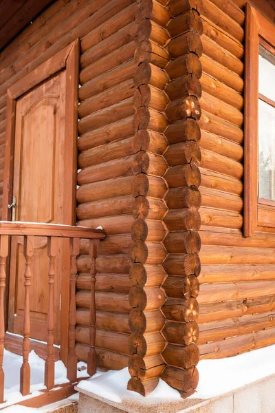 冬季木制圆木屋 — 图库照片