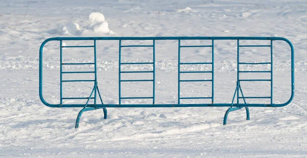 Blauer Metallzaun Winter Schnee — Stockfoto