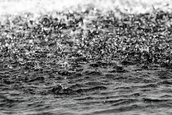 Stora Droppar Vatten Stänk Bakgrund Med Suddig Bakgrund — Stockfoto