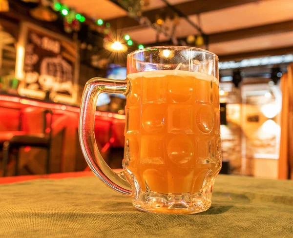 一大杯未经过滤的啤酒 模糊的背景 Bokeh 咖啡店 — 图库照片