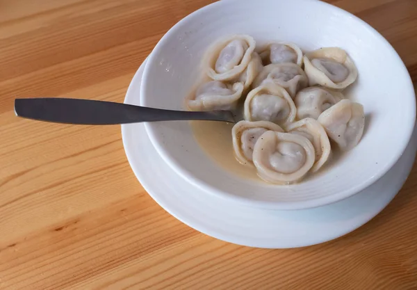 Knödel Teller Auf Einem Holztisch — Stockfoto