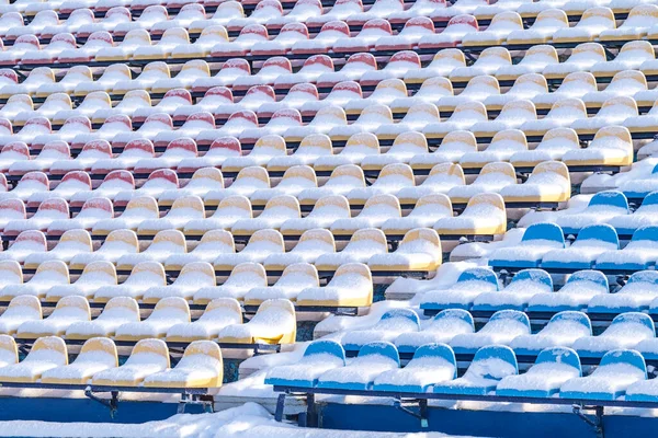 Stadionsitze Schnee Winter Schneebedeckte Bunte Sitze Stadion Winter Schneefall Behindert — Stockfoto