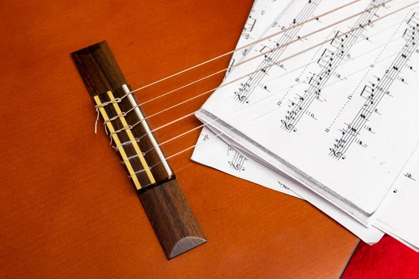 Guitarra Notas Papel Sobre Fondo Rojo — Foto de Stock