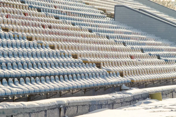 Asientos Estadio Nieve Invierno Asientos Multicolores Cubiertos Nieve Estadio Invierno —  Fotos de Stock
