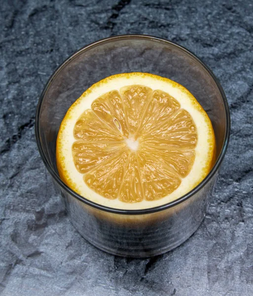 Half Lemon Glass Beaker Table — Stock Photo, Image