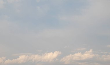 Mavi gökyüzü ile beyaz bulutlar. Gökyüzü arka plan.